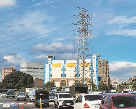 新北市新莊區福營變電所周圍有11座電塔,其中僅有8座電塔將納入塭仔圳重劃區下地工程,引發地方居民擔憂。(李育攝)