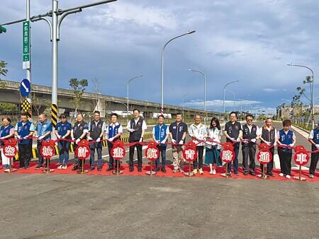 
桃園市航青路全長約4.7公里、路寬50公尺，是航空城計畫中重要道路之一，沿線南北貫穿多元區域，鄰接產專區、乙種工業區、商業區及住宅區，該路於17日正式通車。（廖姮玥攝）
