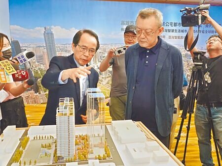 高雄市副市長林欽榮(左)表示,亞灣二期社宅將成智慧生活示範區。(任義宇攝)