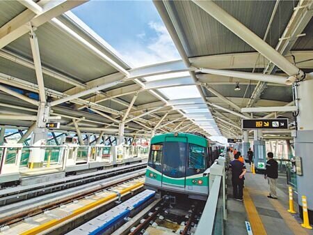 高雄捷運延伸屏東計畫「林園東港林邊線」是否一車到底,至今仍未定案,屏東縣議員洪明江17日喊話,希望縣府與高市府合作,讓乘客免轉乘。圖為高雄捷運。(本報資料照片)