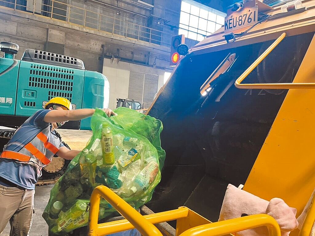 為減少垃圾量,除垃圾車進焚化爐前要抽驗,環保局也要求清潔隊落實破袋檢視。(嘉義縣環保局提供/呂妍庭嘉義傳真)