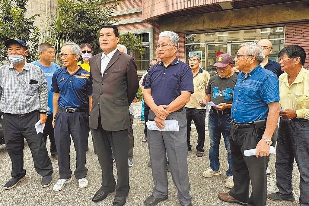 台中市清水合作農場多年來代管清水地區61公頃農地，軍方有意收回引發當地農民不滿，立委黃仁（前左三）17日出席協調會，要求軍方傾聽農民訴求。（鄭明峰提供／李京昇台中傳真）