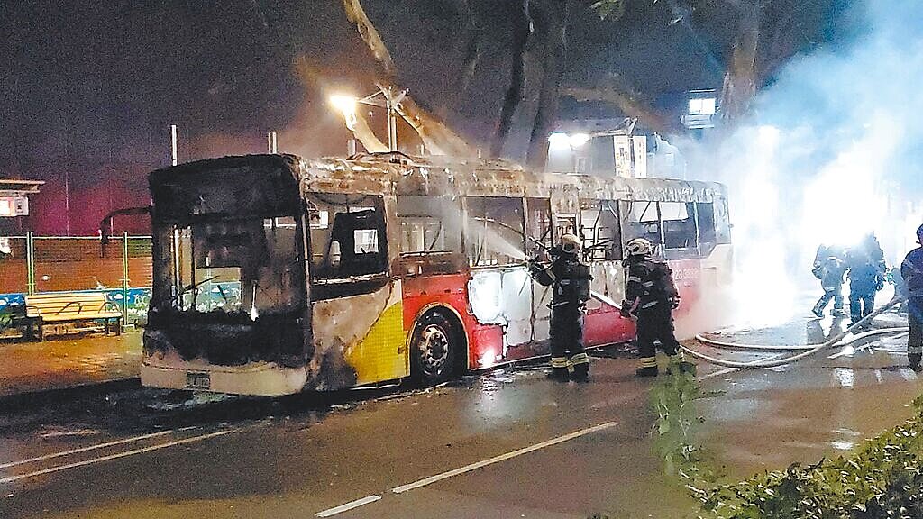台北市一輛電動公車16日晚間於敦化北路、民生東路口時,因不明原因起火燃燒;目擊者指出,電動公車在起火前,仍有乘客上車,司機先是察覺電動公車異常,立刻請乘客下車,隨後就起火。(民眾提供)