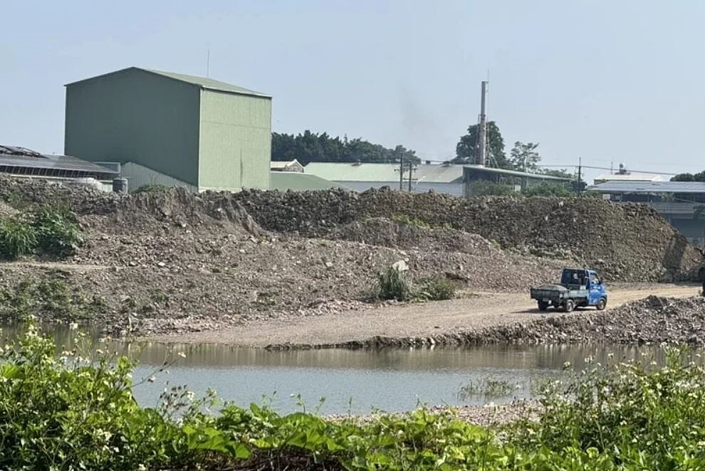台南市議員林燕祝質詢指出,官田區葫蘆埤農地遭掩埋營建廢棄物。圖/南市議員林燕祝提供
