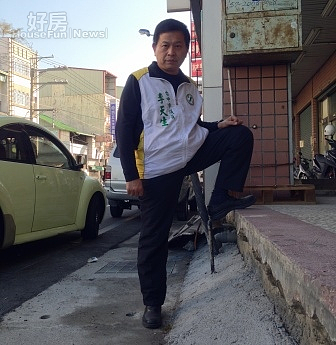 李天生議員實勘台中市中興路二段住戶高出路面機車無法進出。