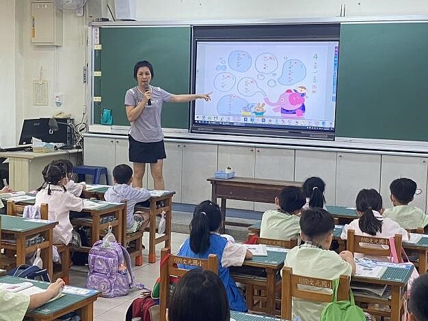 5.5億打造智慧教室 台南市全面升級學習空間 文元國小運用智慧觸控電視上課情形。圖/台南市政府教育局提供