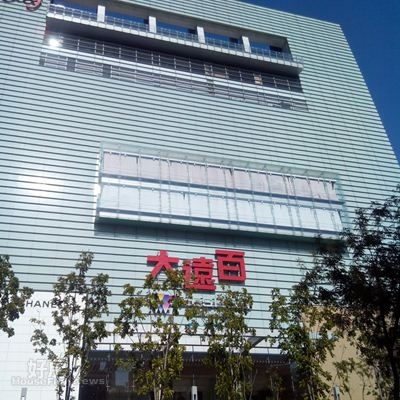 4大遠百購物商城就在「聚合發榮耀」旁,購物採買方便。