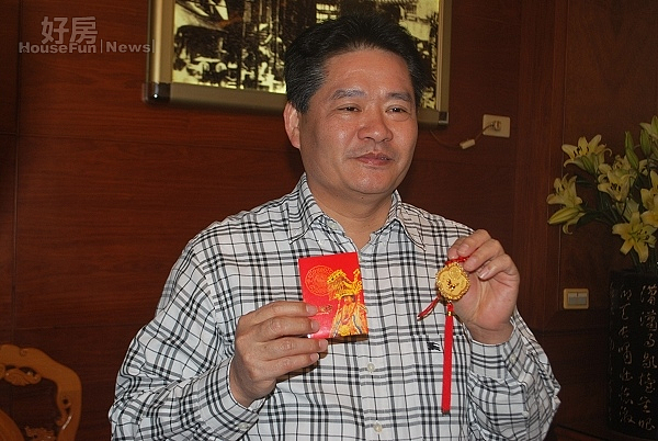 大甲鎮瀾宮過年紅包及馬年平安吊飾,都準備完成,副董事長鄭銘坤表示六萬個紅包在除夕夜分送。(記者陳榮昌攝)