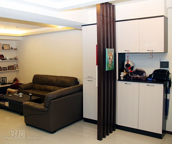 1.基於風水考量,玄關與客廳間特地做了幾道造型木樑做出區隔,視覺上也比傳統牆面較為柔和。