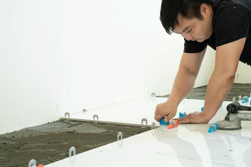 國人偏好磁磚作為表面材,搭配濕式工法,將能達到一勞永逸的隔音效果。圖/冠軍建材