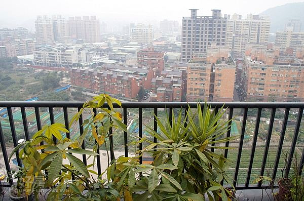 8.走出陽台即可迎面感受到置高處專屬的徐徐清風,如此清悠單純的生活品質也是夫妻倆嚮往的。