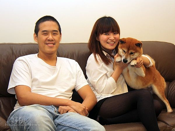 9.經過辛勞一周的工作,基哥與咪萬兩人週末最常宅在家裡發懶放空、或待在客廳與愛犬玩耍。