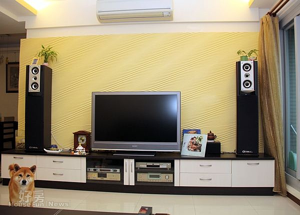 2.淡金色波浪型電視牆相當吸睛,電視櫃挑選上也以收納強、高實用為主。