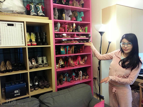 2.沙發後方的收納櫃,收藏了各式各樣的鞋子。
