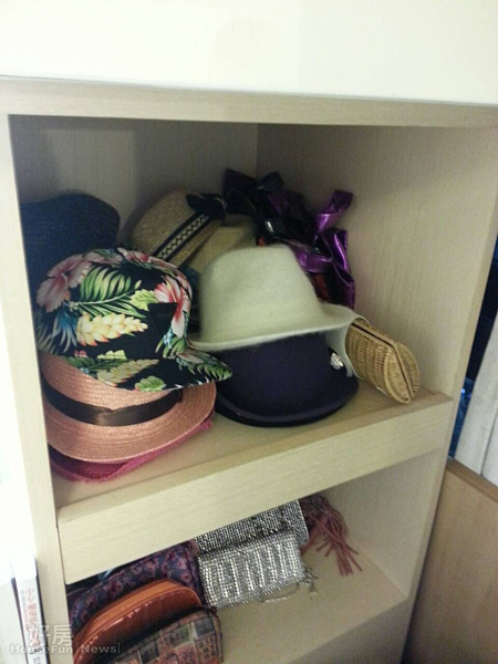 5.原本放列表機的伸縮櫃,則變成了她放帽子與包包。