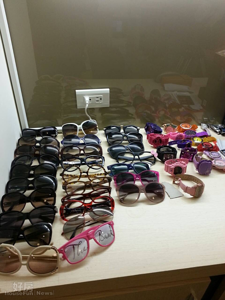 6.各式眼鏡與手錶整齊排放著,彷彿像專櫃。