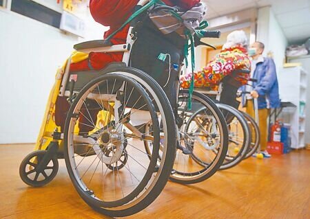 行政院會19日擬通過衛福部「長照3.0規劃」報告,擬新增服務對象,納入50歲以下早發性失智症患者,以及未滿65歲,但因中風等原因造成失能的年輕族群。圖∕本報資料照片