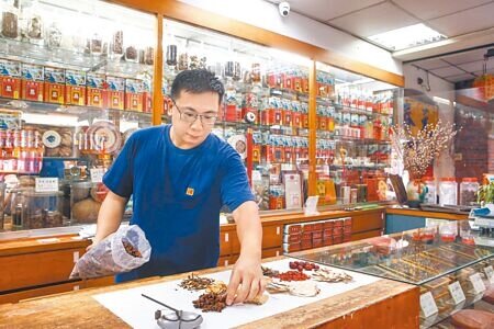 
台灣逾30年未核發中藥販售證照，列冊中藥商自94年至113年從10585家降到7478家。示意圖為春元行老闆陳建智。（本報資料照片）
