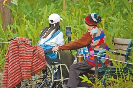 開放80歲以上免經醫療專業評估即可聘用移工,預定7月底上路。示意圖。(本報資料照片)