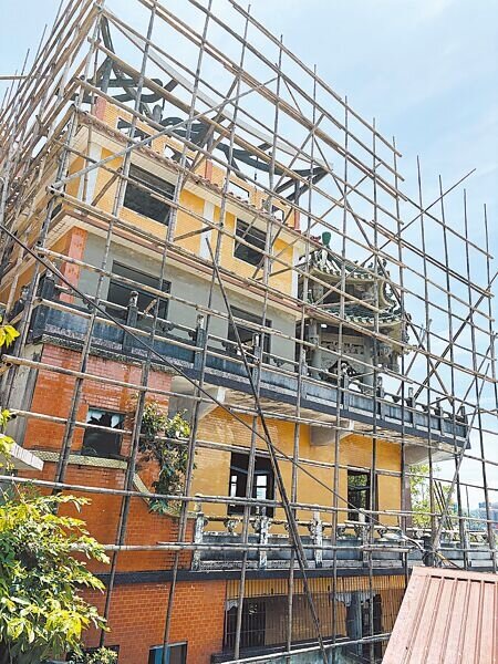 基隆市虎仔山半山腰的淨因寺因違建遭勒令停工荒廢至今,市府8月將展開拆除工程,預計年底前可完工。(張志康攝)