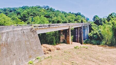 
苗栗縣三灣鄉銅富大橋啟用逾29年，橋墩基礎裸露深度達63％至84％，安全堪憂，18日改建開工，總經費逾7千萬元，預計2026年完工。（呂麗甄攝）
