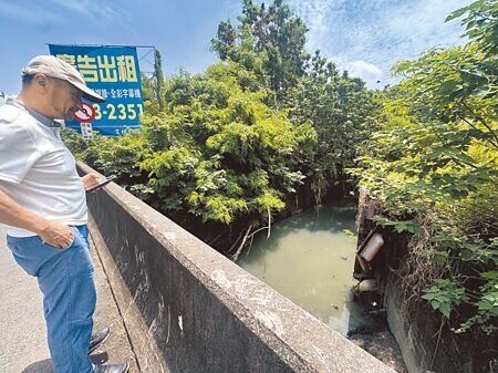台南市歸仁區苦無公共汙水下水道,大量民生汙水排放三爺溪支流,導致整條溪流飄臭味、溪水髒汙。長榮大學河川保育中心主任洪慶宜呼籲,公共基礎建設要跟上發展。(曹婷婷攝)