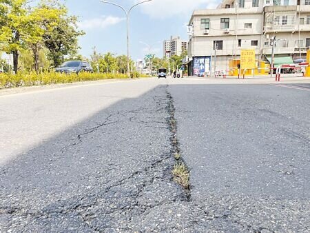 
高雄鳳山區立志街路面破損長達約200公尺，但卻遲遲未見修繕作為，導致龜裂處愈陷愈深，坑洞也不斷增生。（洪浩軒攝）
