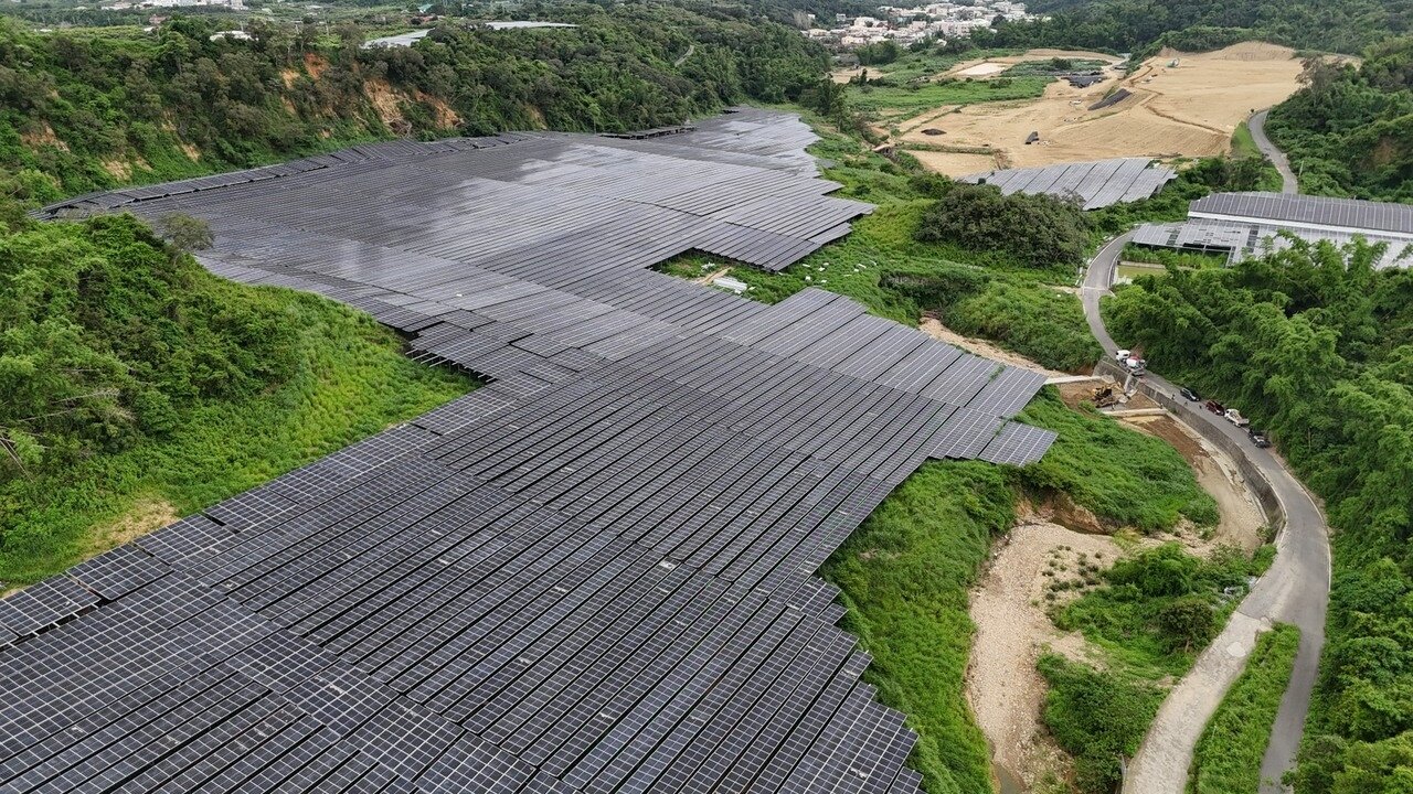 高雄大樹和山里山上51公頃山坡地開發光電場,第1期工程已經完成光電板施作,黃色區塊尚未施工,案場距離聚落僅100公尺。記者劉學聖/攝影
