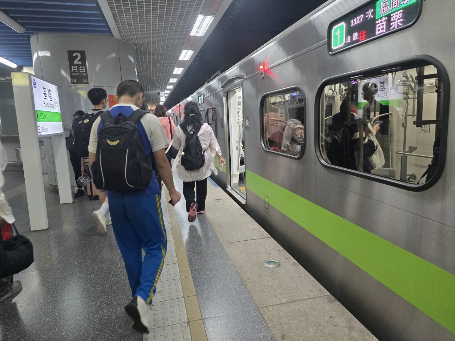 台鐵一早出狀況自強號松山-台北機車故障，南下北上延誤。本報資料照片 