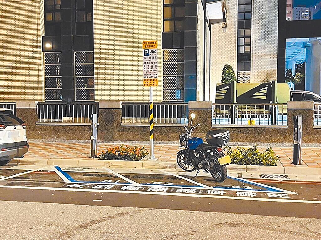 新北市約有5.7萬輛大型重機,紅、黃牌大型重機須停放汽車停車格。國民黨議員劉美芳18日質詢時,向新北市長侯友宜爭取開放路邊機車格給大型重機使用。(新北市交通局提供/高鈞麟新北傳真)