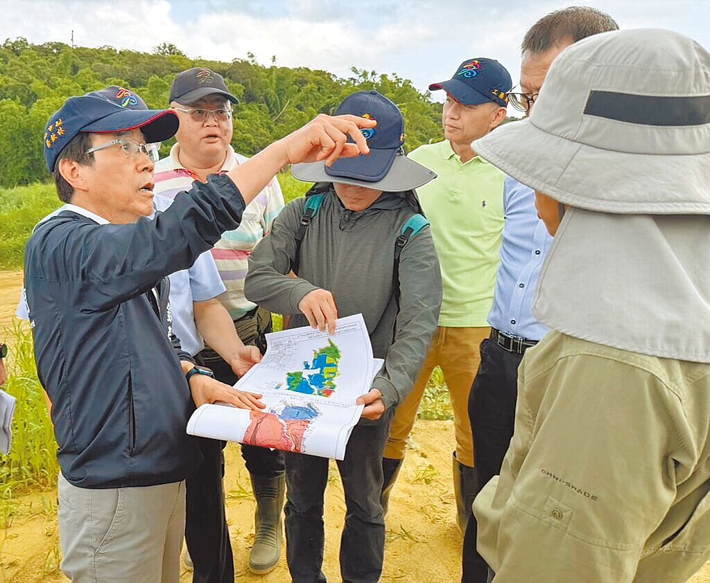 高雄市副市長林欽榮(左)率專案小組,17日會同水土保持技師至大樹區和山光電發電設施現場勘查,要求光電業者即刻恢復植生強化防洪。(高市經發局提供/柯宗緯高雄傳真)