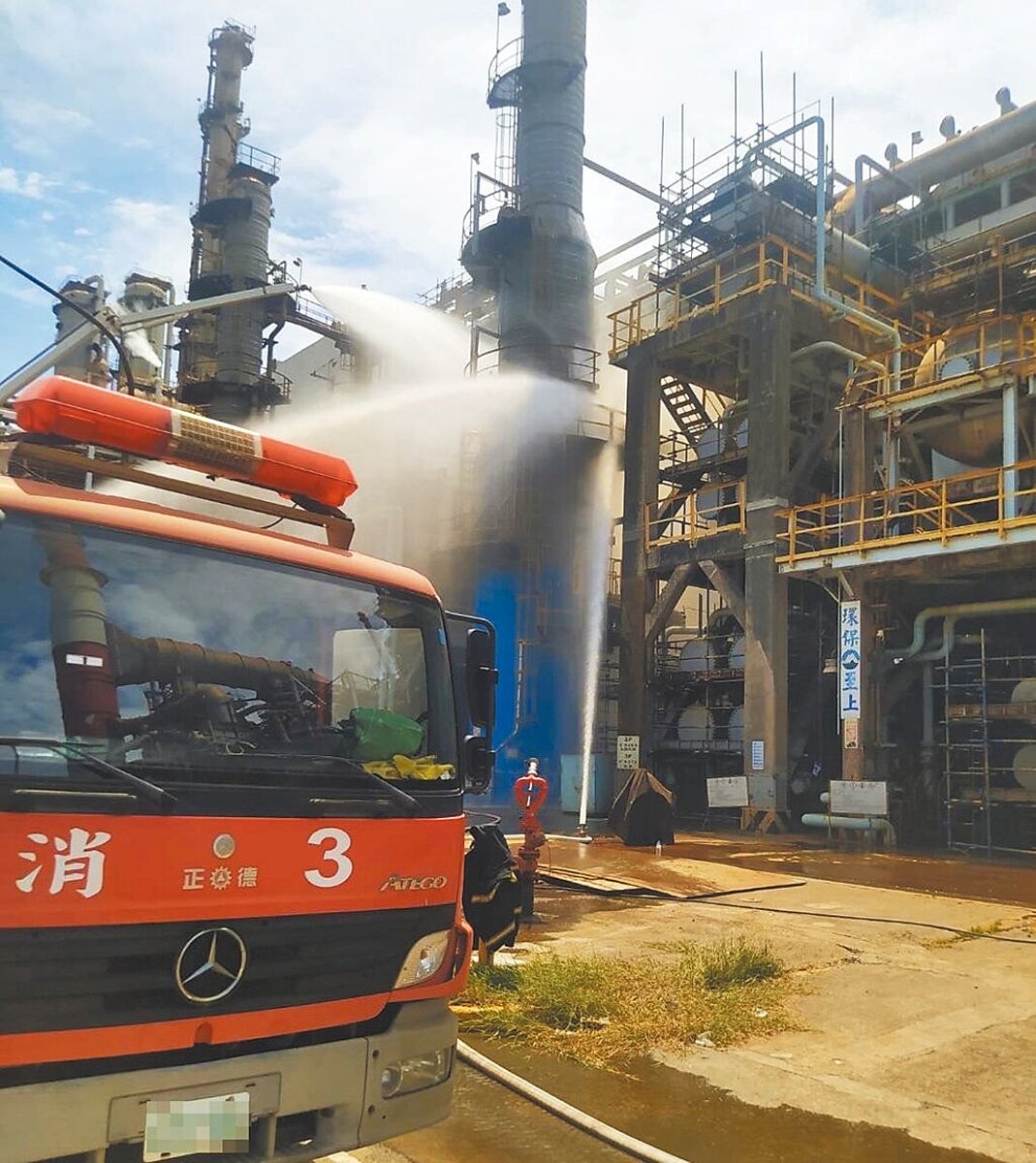 中油大林廠煉五組第六媒組工場18日在法蘭盲封作業時引發火警,造成1名外包商受到輕微灼傷送醫。(讀者提供/洪靖宜高雄傳真)