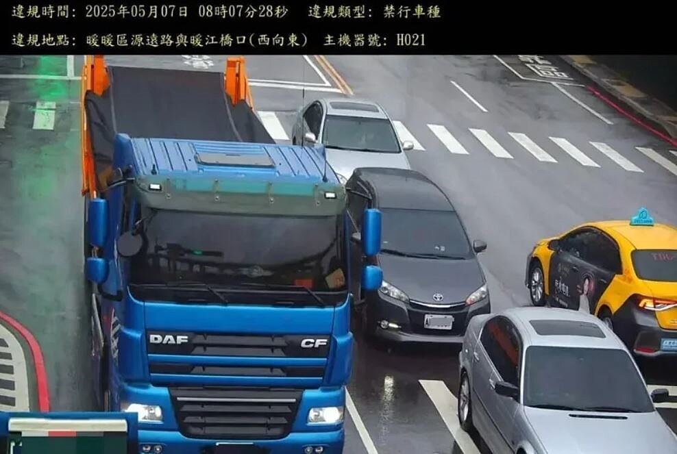 基隆市暖江橋兩端的科技執法設備7月1日啟用，取締砂石車行駛禁行路段、闖紅燈及直行車占用轉彎專用車道，維護行車安全。記者邱瑞杰／翻攝
