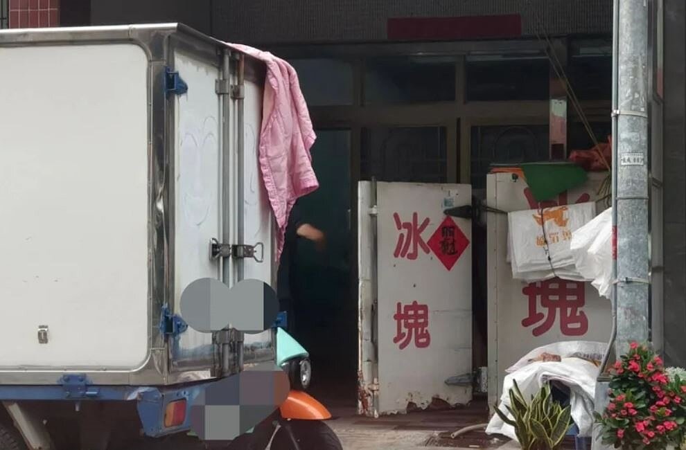 高雄鳳山一處由民宅改建而成的製冰工廠隱身在巷弄內、未設立招牌，但平日工廠切割冰塊聲響過大，引發周邊鄰里抗議。記者宋原彰／翻攝
