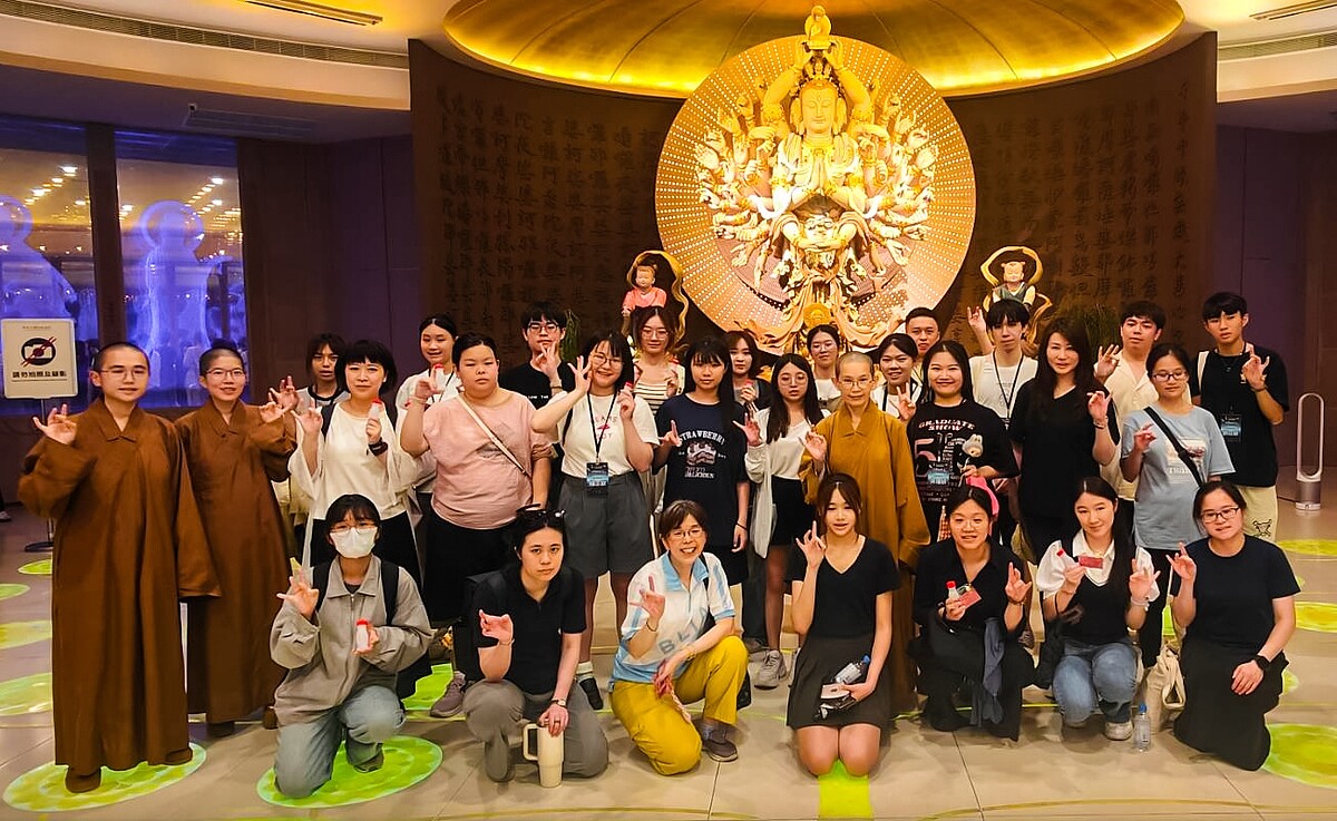 沉浸式走讀佛光山及佛陀紀念館的參訪體驗,更讓學生驚喜連連。圖/永慶房產集團提供