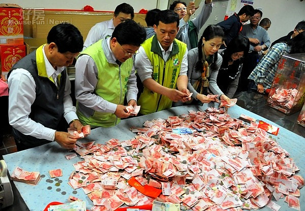 南瑤宮香油錢箱經清點後，外幣比例比去年增多三成左右。（圖／彰化南瑤宮提供）