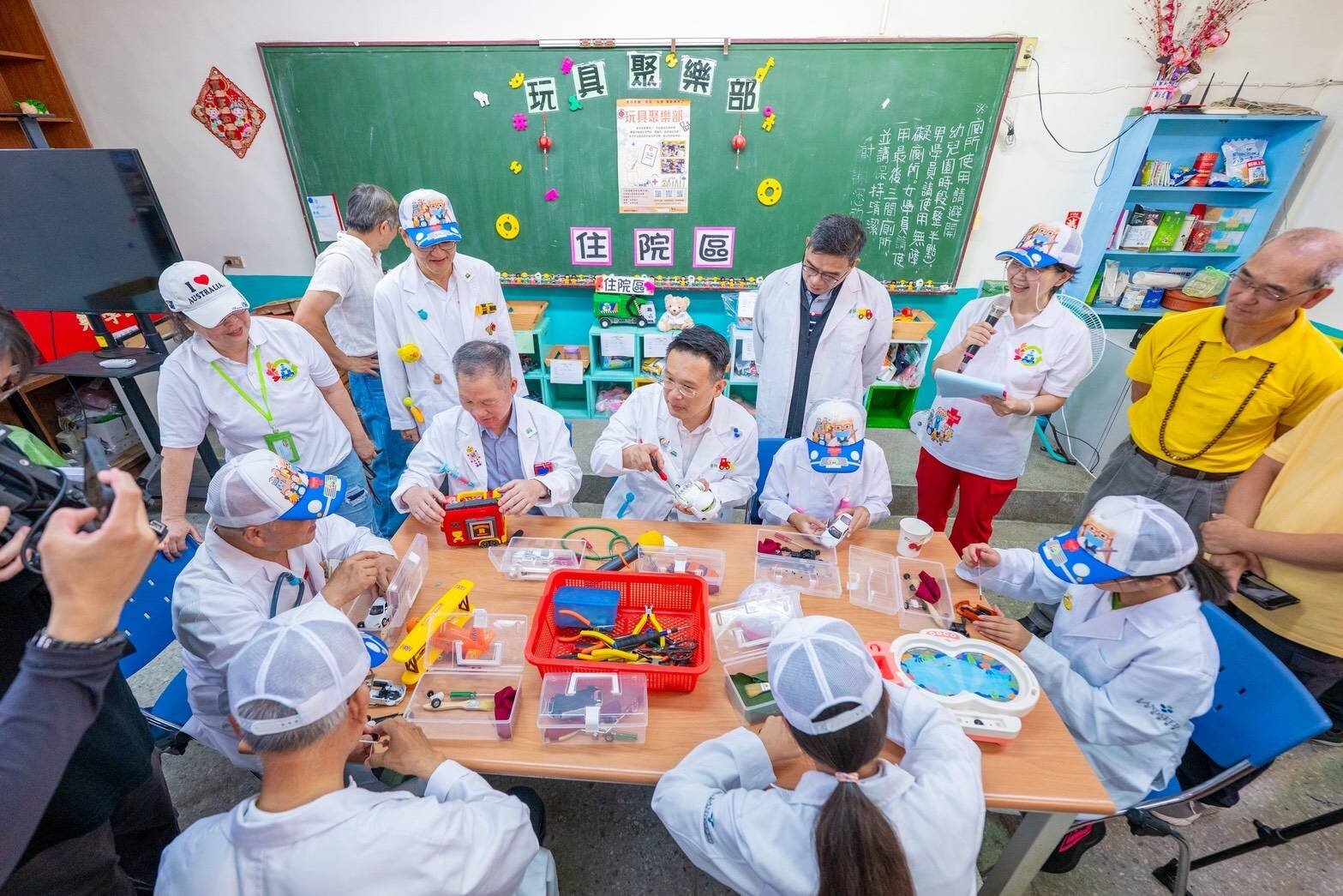 玩具醫院不僅邀請許多具有專業技能的長輩加入行列,擔任「爺奶醫生」,也培訓小朋友成為「小醫生」一同投入玩具修復工作。圖:市府提供