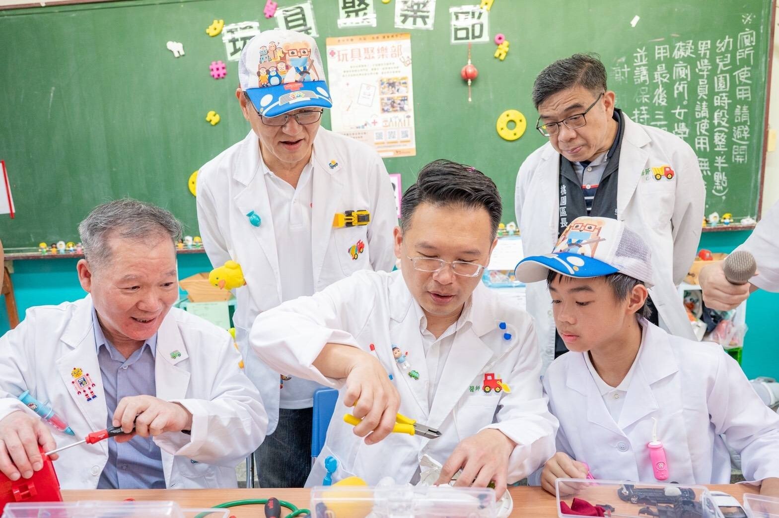 老少玩具醫生讓原本即將被丟棄的玩具重新獲得價值。圖:市府提供