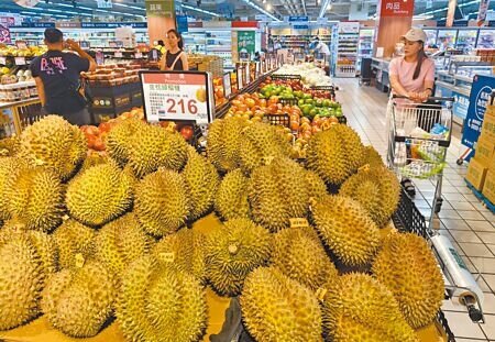 國發會表示,目前我國物價穩定。圖為台北市民眾購物。(陳君瑋攝)