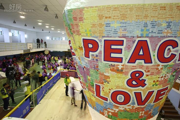 平溪20呎許願天燈　世界國旗拼出「Peace & Love」