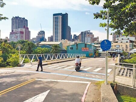 高雄市愛河之心旁的龍心橋自行車道,遭民眾反映路口辨識度不足,影響自行車穿越安全,高市交通局承諾將重新檢視路口情形,研議增設其他警示設施。(任義宇攝)