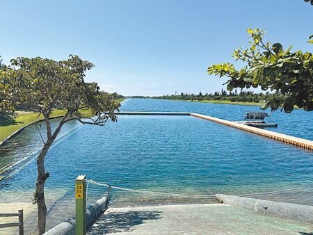 台東縣府在活水湖畫設長50公尺、寬25公尺浮筒圍起的指定區域,7月起試辦開放民眾免費游泳。(蔡旻妤攝)