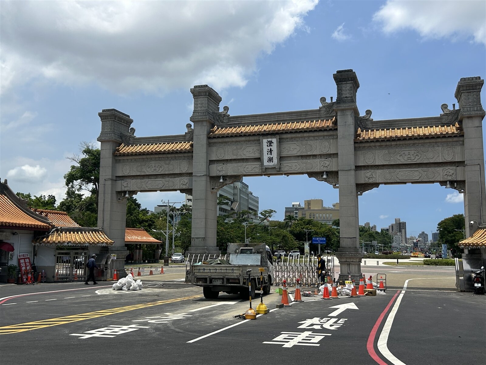 高雄市政府接管澄清湖風景區，相關單位正進行道路改善工程，7月1日起，全民皆可免費進入。記者徐白櫻／攝影 