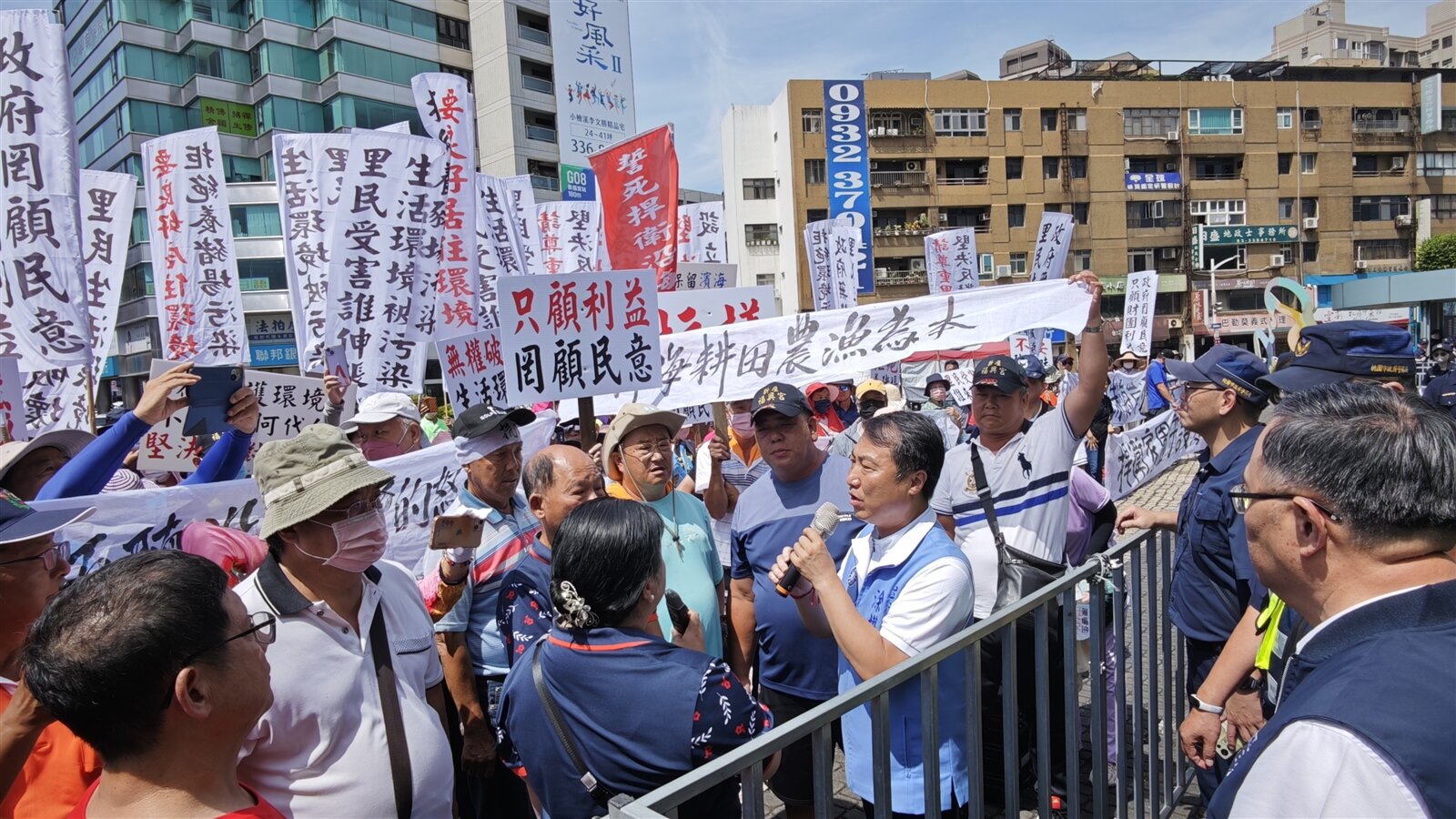 桃園新屋將設大型養豬場,地方憂環境汙染、衝擊產業,昨聚集200多人到市府抗議。記者鄭國樑/攝影