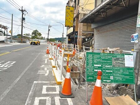 
基隆市政府推動暖暖區過港路、源遠路提升道路品質計畫，拓寬人行道空間、施作共同管線工程，主體工程可望於今年8月前陸續完工。圖為過港路。（張志康攝）
