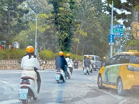 
陸客赴金門旅遊通常選擇騎乘微電車代步，然因對交通環境不熟悉，常出現併排行駛、逆向、未戴安全帽、雙載等行為，對在地居民、用路人安全造成潛在威脅。圖為示意圖，非新聞當事人。（于家麒攝）
