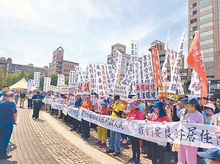 桃園新屋居民不滿養豬業者要設置豬舍,地方卻一直到設置施工圍籬才發現,24日到桃園市政府前抗議。(賴佑維攝)