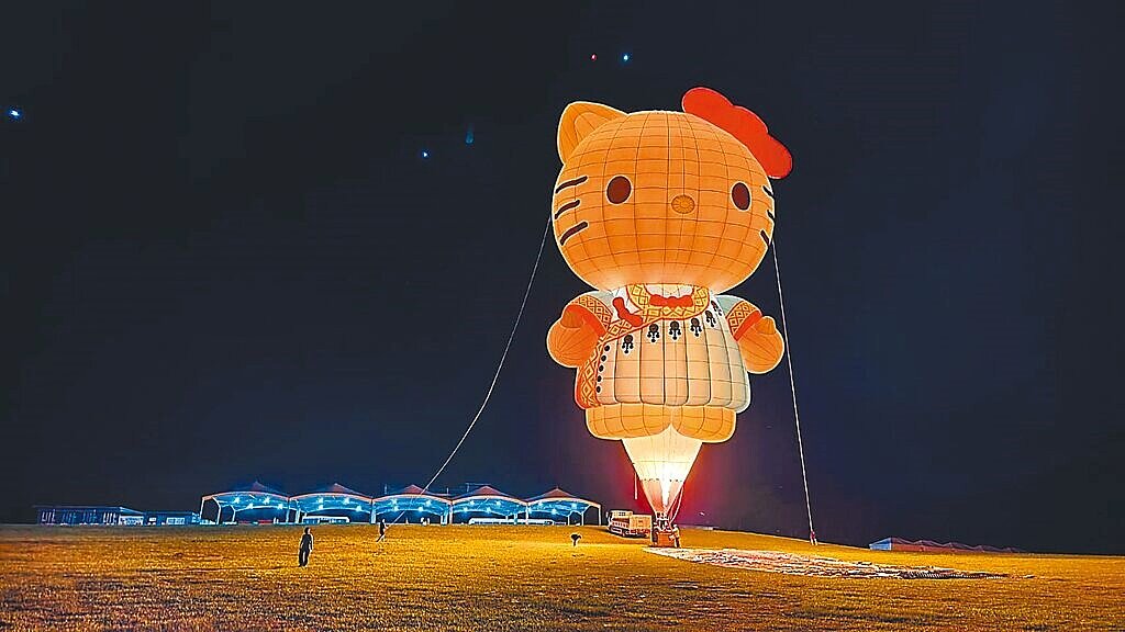 「Hello Kitty熱氣球」去年不慎被強風吹倒導致球皮燒毀,今年初送回英國原廠修復,直至6月初才重返台灣,並於23日晚間在鹿野高台完成立球驗收。(民眾提供/蕭嘉蕙台東傳真)