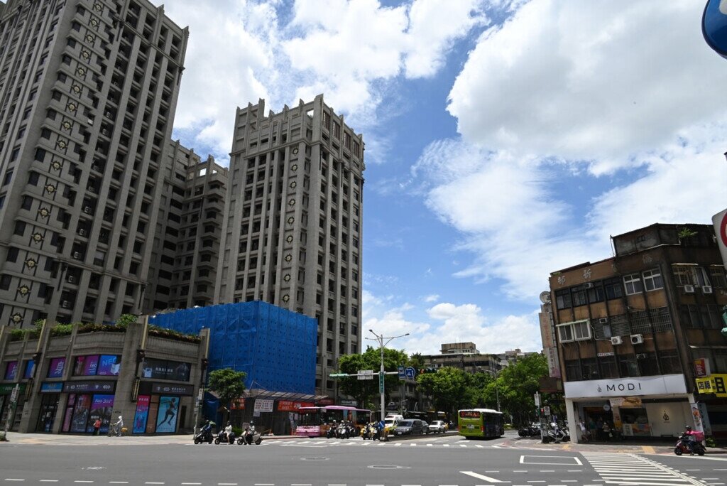 『森業永春』為北市知名都更案,歷時二十年,圖中藍色帆布區塊建物,媒體以「史上最牛釘子戶」稱之,也經不起歲月洗禮,近期已悄悄拉完皮。