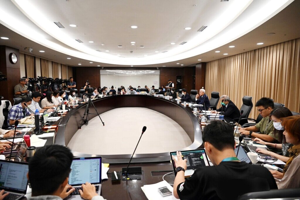 央行去年九月祭出第七波金融管制措施之後,致使房市出現「三冷」狀態。圖為央行理監事會後記者會實況。